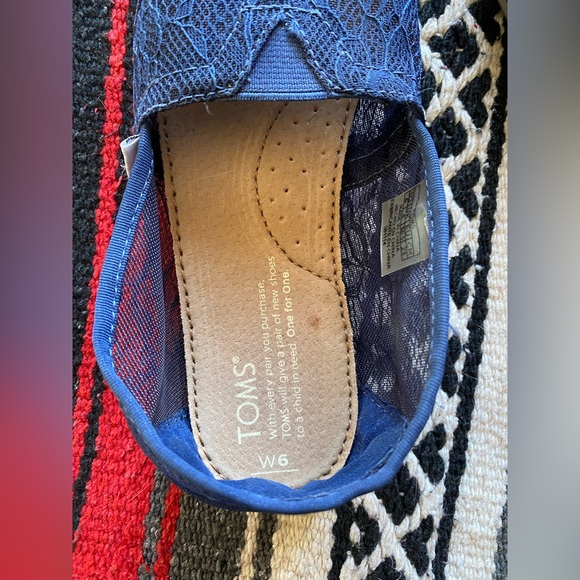 Blue Lace Toms Slip on Shoes! Like New. Size 6! - Picture 2 of 6
